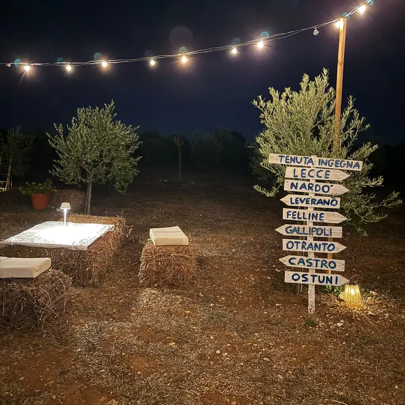 Il cartello di legno della Tenuta Ingegna con le direzioni per Lecce, Nardò, Gallipoli e Otranto