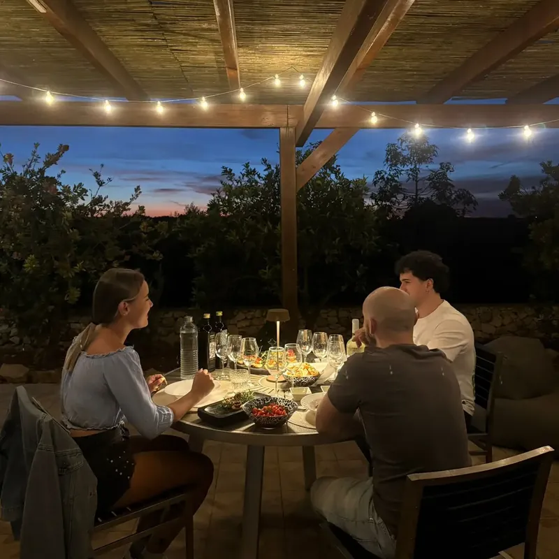Aperitivo al tramonto sotto la pergola della Tenuta Ingegna